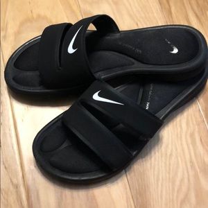 Black Nike slides. Women’s size 8